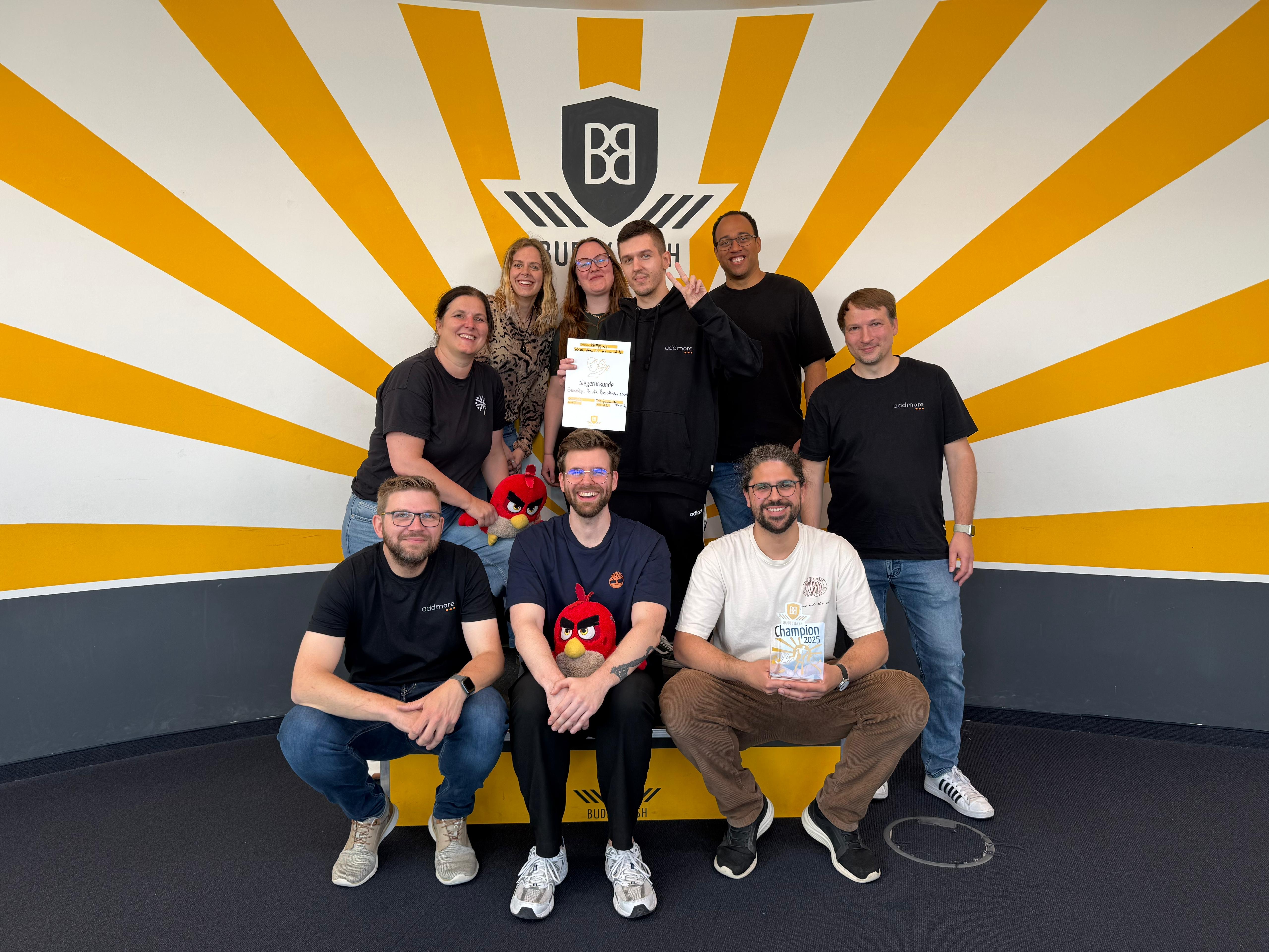 Fröhliche Gruppe der addmore-Kolleg*innen der addmore friends und der addmore GmbH