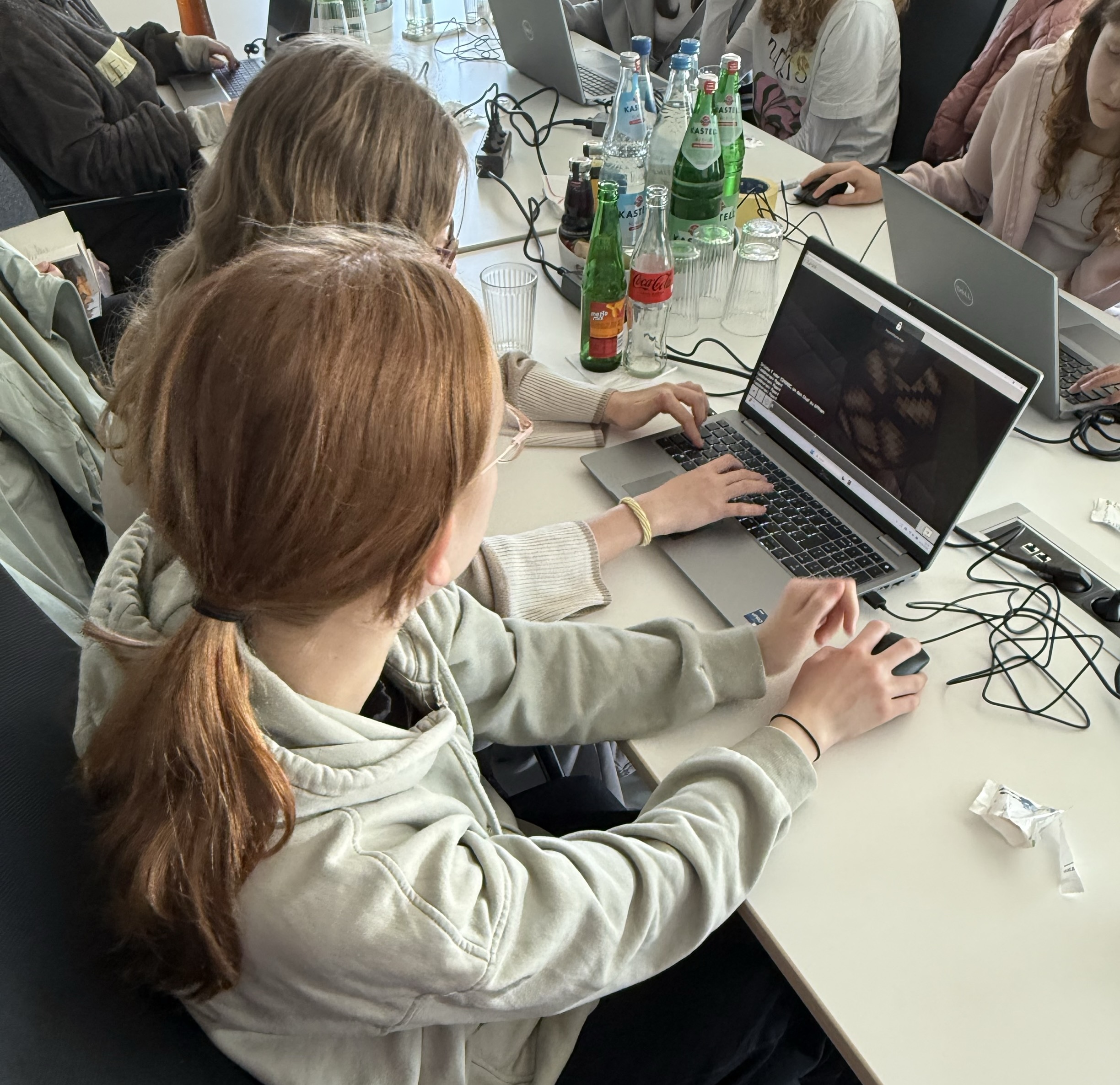 Ein aufgeklappter Laptop mit Minecraft-Hintergrund und Girls' Day-Logo