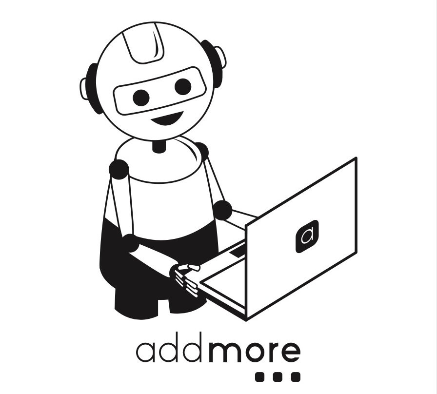 Roboter mit Laptop und dem addmore-Logo