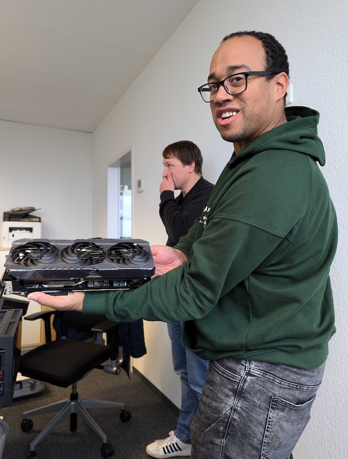 Ein aufgeschraubter Rechner und sein Innenleben ist zu sehen